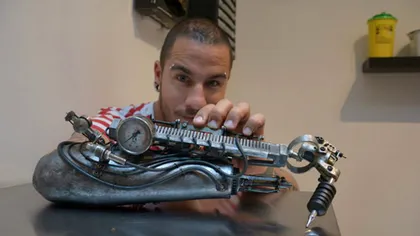 Acest artist folosește cea mai ciudată proteză pe care ai văzut-o