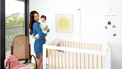 Nanit este o cameră inteligentă care monitorizează somnul bebelușului