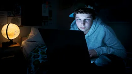 Cum ne poate afecta expunerea continuă la lumină artificială