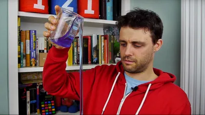 Această substanță lichidă banală se toarnă singură și sfidează gravitația