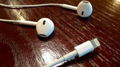 Apple promite să rezolve problema căștilor de la iPhone 7