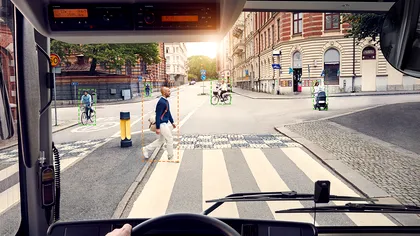 Volvo introduce un sistem inteligent de detectare a pietonilor, pentru a evita accidentele