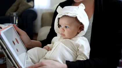 Doctorii schimbă restricțiile pentru bebelușii cu tablete și telefoane