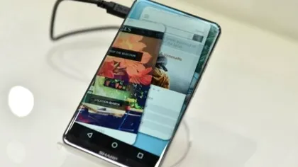 Sharp a creat un telefon cu display rotunjit la colțuri