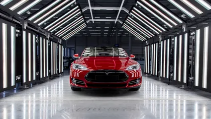 Cum arată interiorul fabricii de mașini Tesla