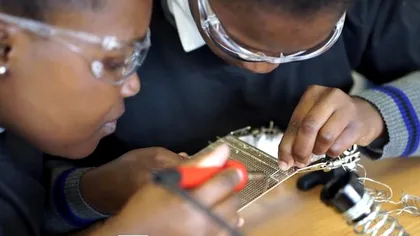 Adolescentele care au construit primul satelit privat din Africa