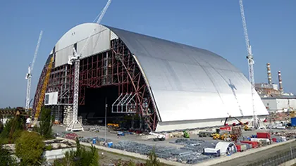 ”Sarcofagul” anti-radiații de la Cernobîl este așezat peste reactorul avariat