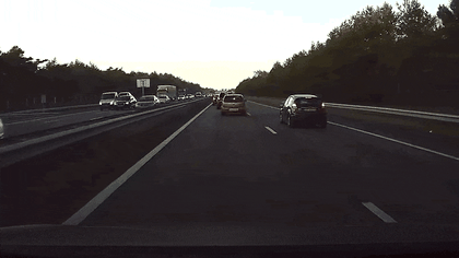 Pilotul automat al Tesla a frânat chiar înainte de un accident serios [VIDEO]