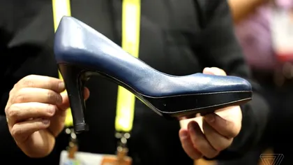 Acești pantofi inteligenți vin cu tocuri ajustabile prin Bluetooth