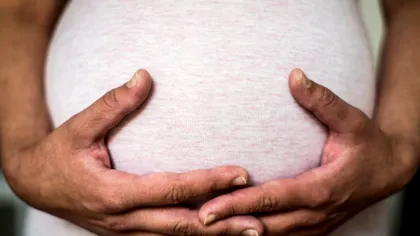 Această brățară transmite mișcările fătului din burta mamei spre tată