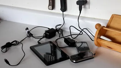 Câtă electricitate consumi când lași încărcătorul de la telefon în priză