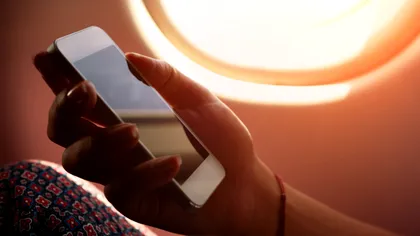 Folosirea telefonului în avion te poate trimite la închisoare