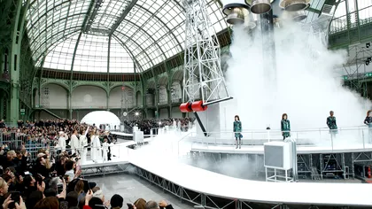 Chanel lansează o rachetă în timpul spectacolului de la Săptămâna Modei [VIDEO]