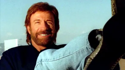Chuck Norris împlinește 77 de ani și tot internetul îi sărbătorește cariera cu glume