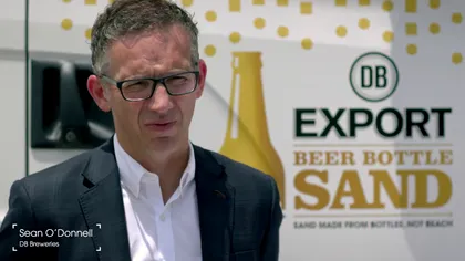 DB Export transformă sticlele de bere în nisip pentru plajă