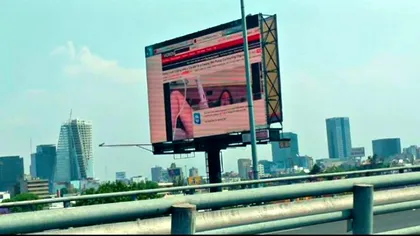 Hackerii au spart un panou publicitar și au afișat pornografie pe marginea șoselei