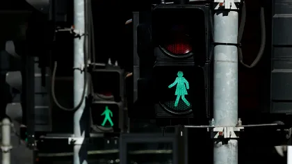 Un grup de cetățeni cere introducerea unor semafoare pietonale mai puțin sexiste