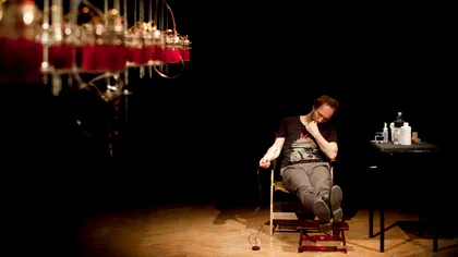 Un artist alimentează instrumentele muzicale cu propriul sânge [VIDEO]