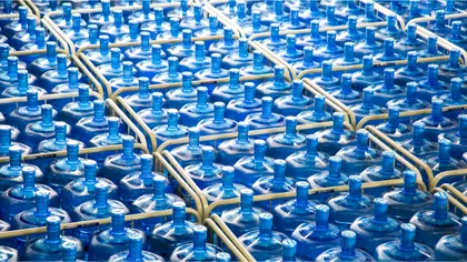 De ce apa îmbuteliată este una dintre cele mai mari minciuni ale secolului