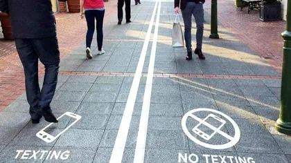 Dacă folosești telefonul mobil pe stradă, vei ajunge să mergi ciudat