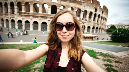 Românii, printre cei care postează cele mai multe selfie-uri din vacanță