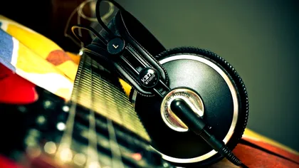 Cum pui automat muzica pe pauză dacă te uiți la ceva pe internet