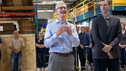 Tim Cook a dezvăluit iPhone 8 fără să vrea printr-o poză