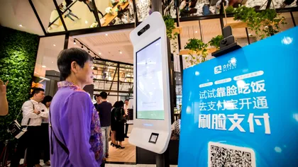 În China poți plăti cu un zâmbet, dar nimic nu e gratis