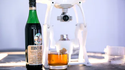 Primul cocktail mixat de o dronă arată spectaculos