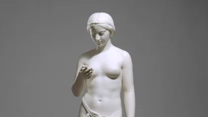 Această statuie nu ține un iPhone, dar asta n-a oprit internetul să fabuleze