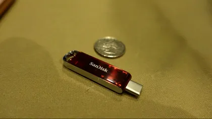 Stick-ul USB de 1 TB e făcut pentru telefonul tău