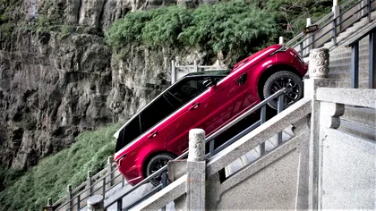 Un Range Rover Sport urcă sute de trepte într-o reclamă spectaculoasă