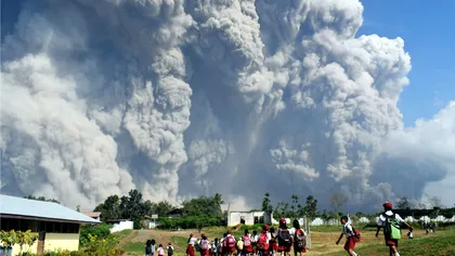 Imagini cu erupția vulcanului din Indonezia, care a transformat ziua în noapte