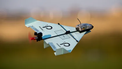 PowerUp Dart îți transformă avioanele de hârtie în drone inteligente