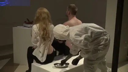 Artă dusă la extrem: au mâncat carne din propriul corp, după ce au gătit-o