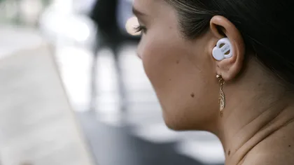 Căștile care acoperă sforăitul sunt soluția pentru un cuplu fericit