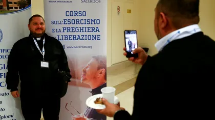 Exorcizarea prin telefon e noul trend stupid pentru care preoții iau bani