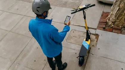 Alternativa la Uber cu biciclete și trotinete electrice e noua modă