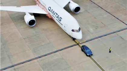 O Tesla tractează un avion imens și așa tocmai a stabilit un record mondial
