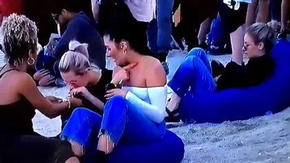 O fată prizează la malul mării. Moment viral cu (posibil) droguri de 1 mai