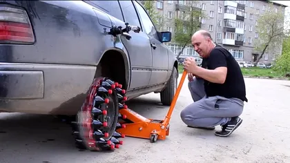 Clip viral cu un Mercedes care are o roată făcută din sticle Coca-Cola