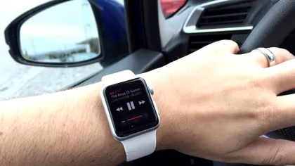 Prima femeie amendată pentru că folosea un Apple Watch la volan