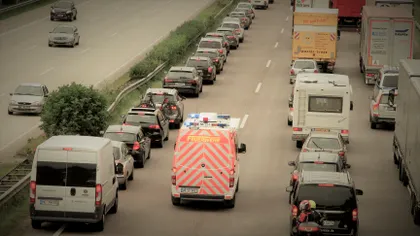 Ar trebui să învățăm de la germani ce fac în trafic când vine ambulanța