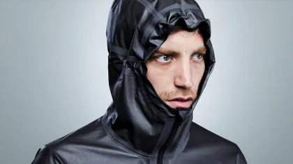 Geaca minune care îți încarcă wireless telefonul e ce-ți trebuie