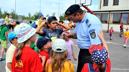 Adevărul despre poza virală în care un jandarm discută cu un copil la protest