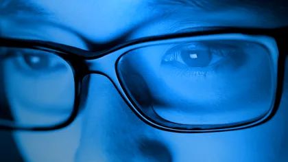 Studiul care-ți demontează tot ce știai despre lumina albastră de la telefon