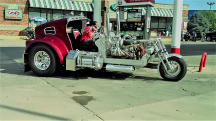 Cea mai tare motocicletă din lume e, de fapt, un camion modificat