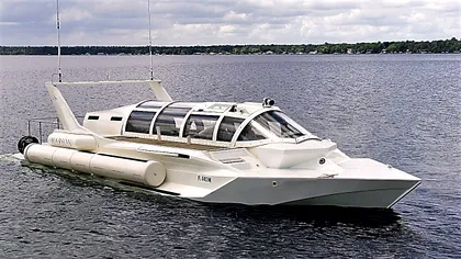 Barca-submarin, singura navă care iese la suprafață după ce se scufundă