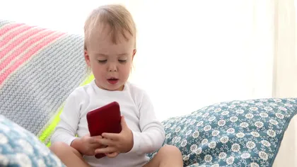 Cum îți îndobitocește social media copilul dincolo de orice speranță