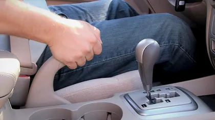 De ce o să dispară frâna de mână de pe mașini și nu e o veste chiar rea